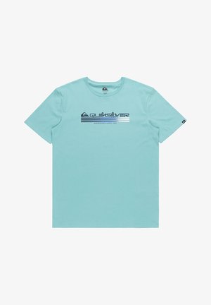 Jasnoniebieska bawełniana koszulka z krótkim rękawem, okrągłym dekoltem i dużym logo Quiksilver nadrukowanym na piersi w ciemnoniebieskim i białym kolorze.