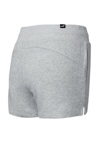 Shorts Puma gris clair avec ceinture côtelée, poches latérales, petites fentes sur les côtés et étiquette noire Puma à l'arrière de la ceinture.