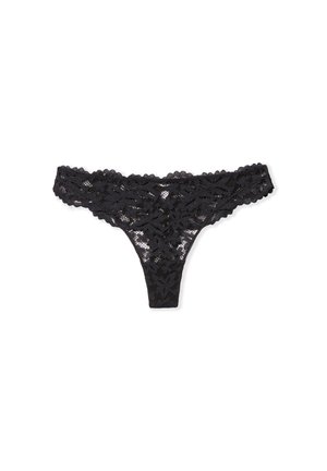 String noir en dentelle avec un motif floral, présentant des bords festonnés et une texture transparente. Design minimaliste avec une silhouette taille basse.
