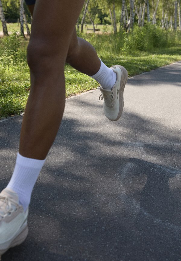 Road running shoes - sand3