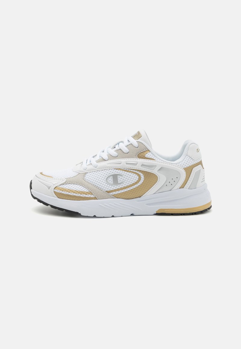 Sneakers atletiche bianche con accenti in rete beige, colletto imbottito e suola in gomma testurizzata. Presentano il logo sul lato e chiusura con lacci.