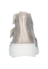 Metallisch zilveren schoenen met een textuurafwerking, klittenbandsluiting en een witte rubberen zool. Heeft een ontwerp met gemiddelde hoogte en een open zijpan.