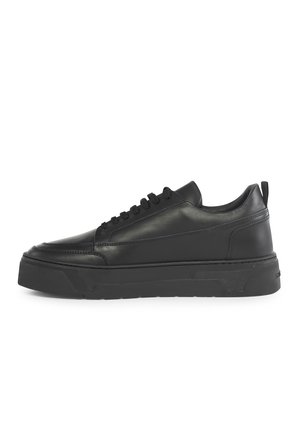 FLINT LOW-TOP SNEAKERS - Športni copati - black