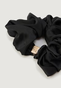 Fekete selyem hajgumi sima textúrával, aranyszínű négyzet alakú csattal, amely beeltott mintával rendelkezik.