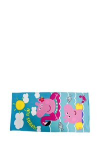 Strandlaken met een blauwe achtergrond en roze cartoonfiguren, een gele zon, witte wolken en de tekst "Zomerse Plezier." Glad textuur.