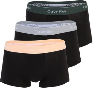 Tre paia di boxer neri Calvin Klein con fascia in vita color pesca, grigio e verde scuro, ciascuno con il nome del brand visibile.