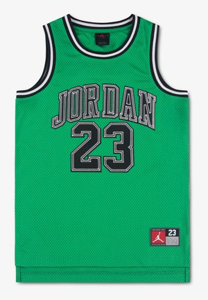 Groen basketbalshirt met zwart-witte rand, "JORDAN 23" in zwart-witte tekst en een rood-zwart Jumpman-logo op de zoom.