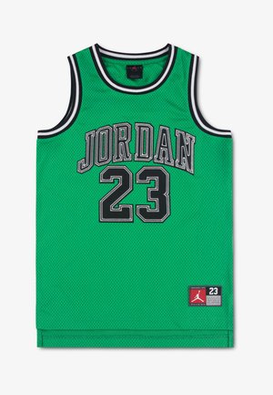 Maillot de basket-ball vert avec bordures noires et blanches, "JORDAN 23" en texte noir et blanc, et un patch logo Jumpman rouge et noir à l'ourlet.