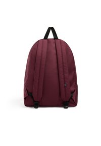 Sac à dos bordeaux avec une forme arrondie, des sangles rembourrées et des accents noirs. Tissu durable, sangles réglables et poches latérales pour le rangement.