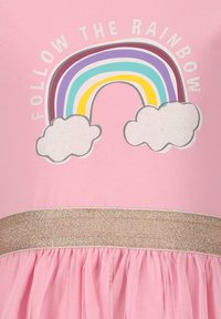 Rotes Kleid mit kurzen Ärmeln, versehen mit einem Regenbogen-Motiv und Wolken, geschmückt mit glitzernden Akzenten und einem schimmernden goldenen Taillenbund.