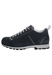 Chaussure de sport en suede noir avec un laçage, dotée d'une semelle en caoutchouc grise, de coutures claires et d'un petit accent rouge et blanc au niveau du talon.