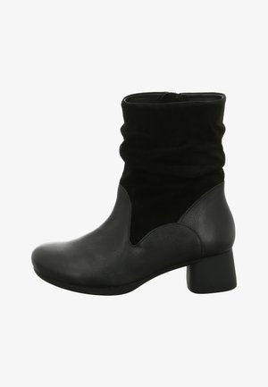 Schwarze Knöchelstiefel aus Leder und Wildleder mit lässigem Design, abgerundetem Zehenbereich und mittelhohem Blockabsatz.