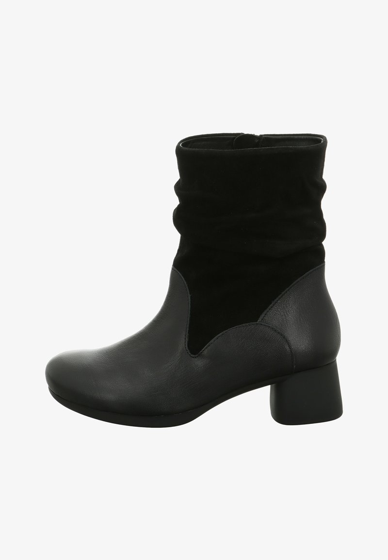 Zwarte enkellaarsjes van leer en suède, met een nonchalant ontwerp, ronde neus en een blokhak van gemiddelde hoogte.