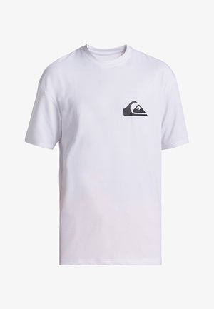 T-shirt blanche à manches courtes avec une poche à logo noire, associée à un short de bain orange vif. Tissu léger, design simple et sans ornements.