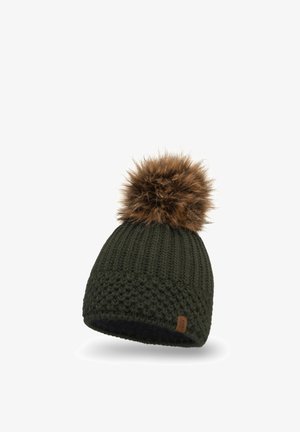 Caciula tricotată în verde închis, cu un pompon mare din blană sintetică de culoare maro pe vârf. Prezintă un model texturat și un mic eticheta de brand din piele pe lateral.