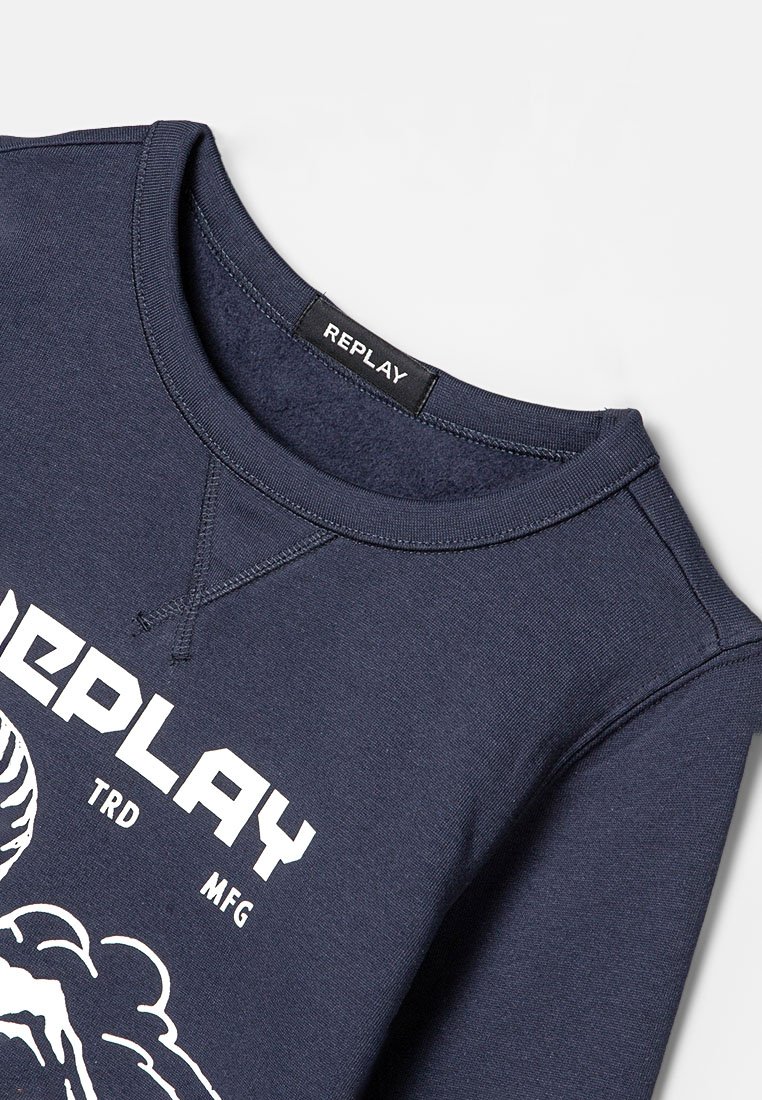 Marineblaue Rundhals-Sweatshirt aus Baumwolle mit einem weißen Grafikelement auf der Vorderseite und einem Etikett mit der Aufschrift "REPLAY" am Kragen.