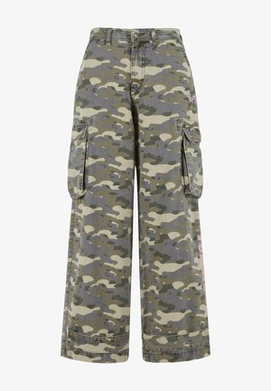 Cargo-broek in een groen en beige camouflagepatroon, met een losse pasvorm, twee zijzakken en een roze accent op het been.