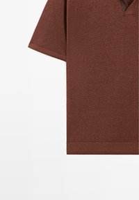 Pull en maille marron à manches courtes avec ourlet côtelé et découpe au col sur fond blanc.