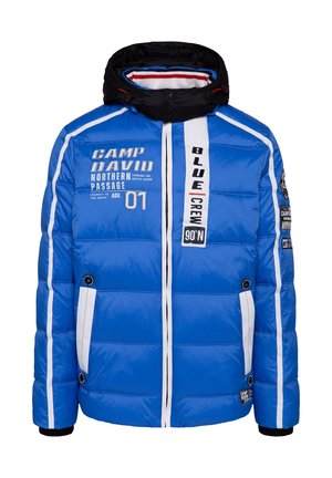 Blauer Puffer-Jacke mit schwarzer Kapuze, ausgestattet mit weißen Streifen, Logo-Prints, Reißverschlüssen und zwei Seitentaschen mit Druckknöpfen.