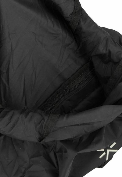 Zaino nero in tessuto leggero e texturizzato. Dotato di un comparto con zip e spallacci regolabili. Design minimalista con dettaglio del logo.