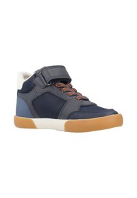 Zapatilla alta en azul marino con detalles en gris, que presenta un panel de malla texturizada, cordones naranjas y una correa de velcro. Suela de goma.