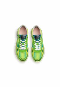 Zapatillas verdes y amarillas con un acabado brillante, que presentan cordones blancos, un acento azul cerca de la lengüeta y una suela acolchada.