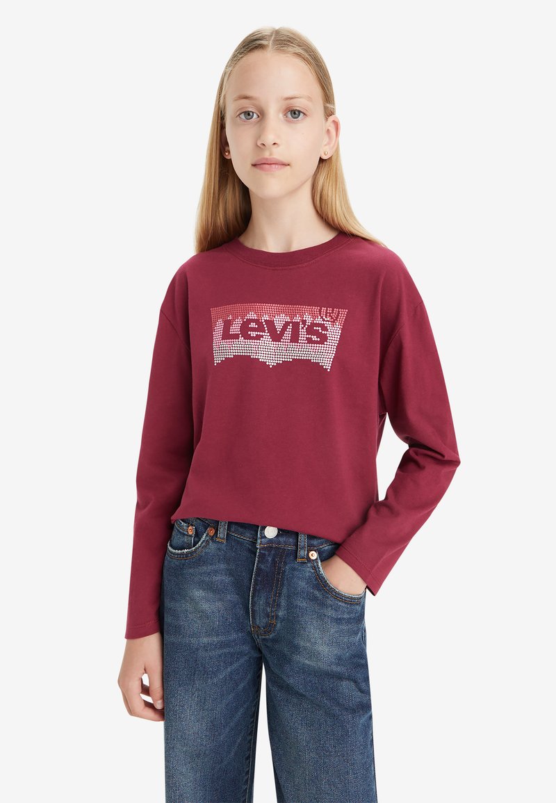Bordeaux-rotes Langarm-T-Shirt mit einem Strass-Logo von Levi's, kombiniert mit dunkelblauen Jeans. Schlichtes Design mit lockerer Passform.