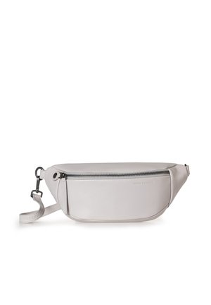 Marsupio in pelle grigia con una texture liscia, dotato di chiusura superiore con zip e tracolla regolabile. Logo minimale sul davanti.