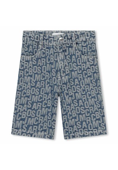 Denim šorti, kas ir zilā krāsā ar lieliem, gaišas krāsas tekstu rakstiem visā virsmā. Iekļauti priekšējie kabatas un pogu aizdare.