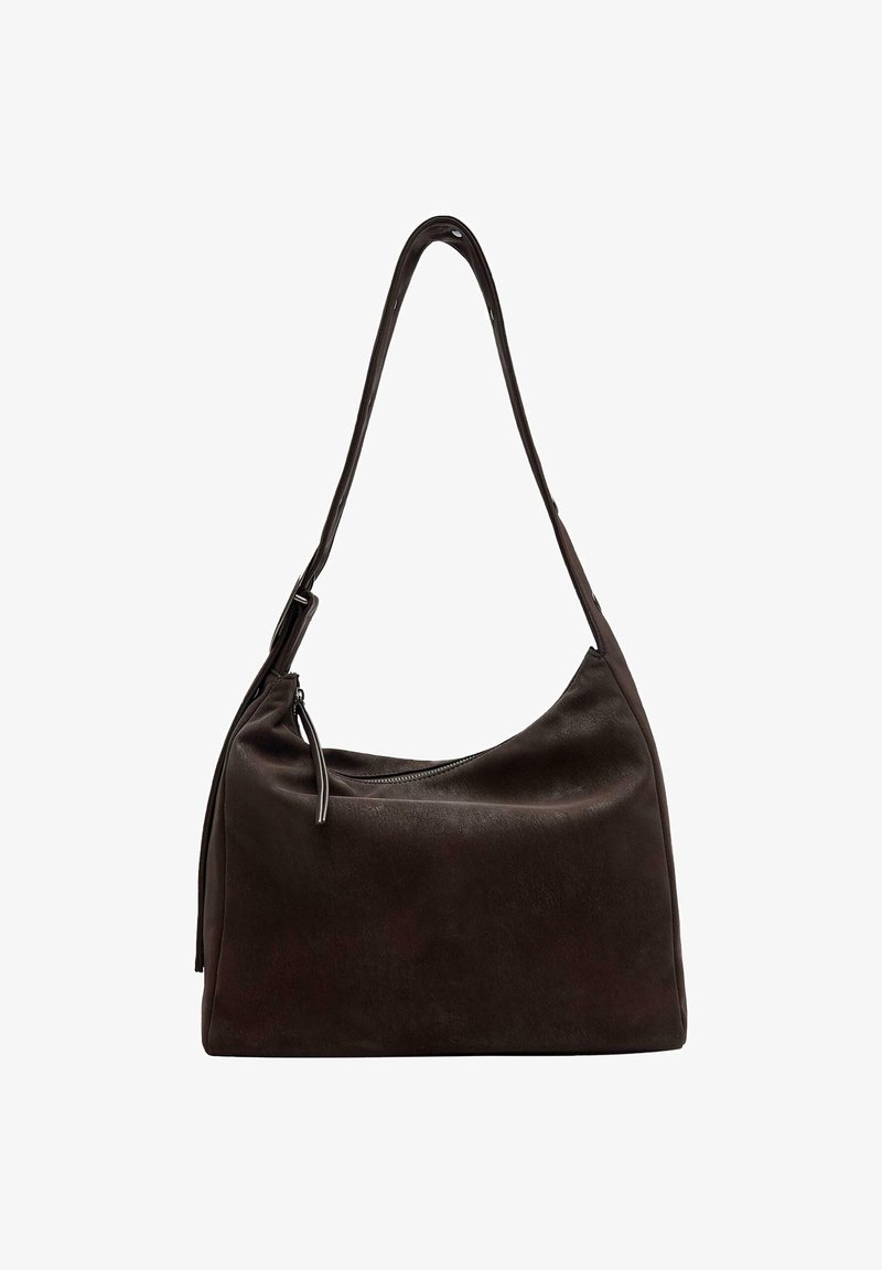 Borsa a spalla in pelle marrone scuro con una texture liscia, una lunga tracolla e chiusura con zip. Caratterizzata da un design minimalista e una leggera lucentezza.