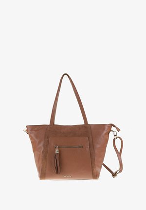 Bruine leren tote bag met dubbele handgrepen, voorzak met rits en kwast, en afneembare schouderriem op een witte achtergrond.