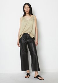 Marc O'Polo CULOTTE CROPPED HIGH WAISTED - Calças de couro - black