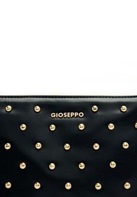 Billetera de cuero negro con tachuelas doradas distribuidas uniformemente por toda la superficie, que presenta un logo metálico "GIOSEPPO" en dorado.