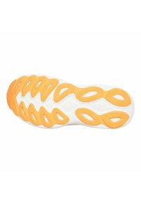 Suela de zapato en blanco y naranja. Presenta surcos ondulados y patrones texturizados, proporcionando flexibilidad y agarre para el rendimiento.