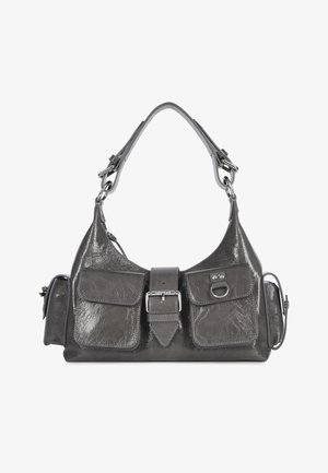 Grå læderhåndtaske med tekstureret overflade, to frontlommer, justerbar rem og metalspænde. Glat form og strømlinet design.