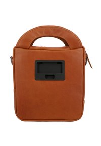 Brązowa skórzana torba z zaokrąglonym uchwytem u góry, prostokątnym kształtem i czarnymi akcentami metalowymi służącymi do zabezpieczania przedmiotów. Posiada gładką fakturę.