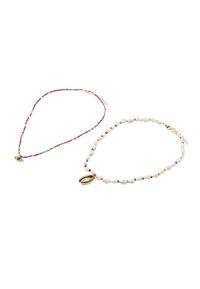 Dwie naszyjniki: jeden z wielokolorowymi koralikami na cienkim sznurku, a drugi z akcentem muszli, z pastelowymi koralikami na białym sznurku.