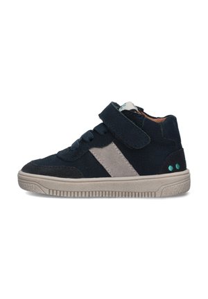 Blauwe suède sneakers met grijze accenten, ronde neus, klittenbandsluiting en rubberen zool. Heeft kleine groene stippen op de hiel.