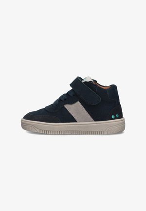 Blauwe suède sneakers met grijze accenten, ronde neus, klittenbandsluiting en rubberen zool. Heeft kleine groene stippen op de hiel.