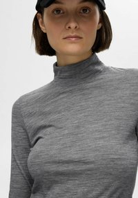 Grå langermet turtleneck topp med en glatt, lette tekstur. Stoffet har et subtilt melert mønster, designet for en tettsittende silhuett.
