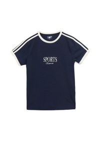 Marineblå sports t-shirt med hvide striber på ærmerne, rund hals og trykt "SPORTS"-tekst i hvid. Lavet af blødt, åndbart stof.