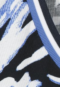 Zwart-witte stof met blauwe abstracte strepen, met een ribbeltextuur en een effen blauwe afwerking langs de halslijn.