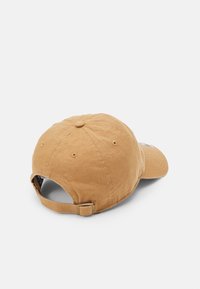 Khaki-Baseballcap aus strukturiertem Baumwollmaterial, verstellbarer Riemen hinten und sieben Belüftungslöcher für Atmungsaktivität.