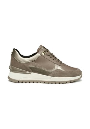 Chaussure de sport composée d'un mélange de matériaux synthétiques beige et gris lisses, d'accents métalliques, d'un design à lacets et d'une semelle blanche texturée.