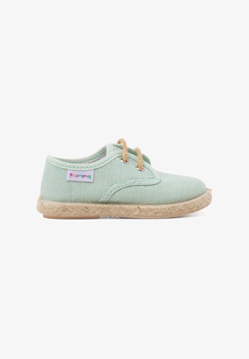 Scarpa in tela verde chiaro con suola in juta intrecciata. Presenta lacci beige e un piccolo logo multicolore sul lato. Design con punta arrotondata.