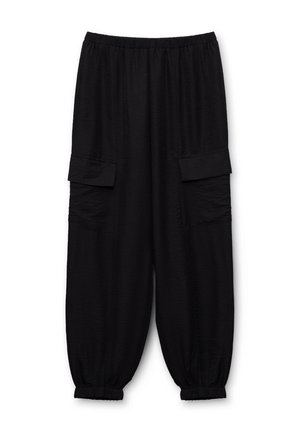 Pantalones cargo negros con una cintura elástica, dos bolsillos laterales y puños ajustados en los tobillos, fabricados en un tejido texturizado y ligero.