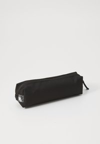 Porta penne nero realizzato in tessuto texturizzato, con chiusura a zip e un piccolo logo su un lato. La sua forma rettangolare offre una soluzione di archiviazione compatta.