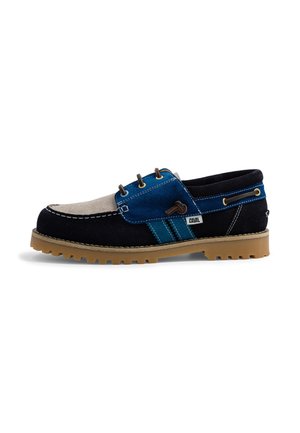 Herre casual bådsko i beige, navyblå og sort ruskind med brune lædersnører og en robust tan gummisål.
