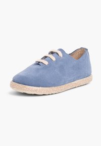 Scarpa in tela blu con punta rotonda, design con lacci e suola in juta intrecciata in stile espadrillas beige. Texture liscia con dettagli minimi.
