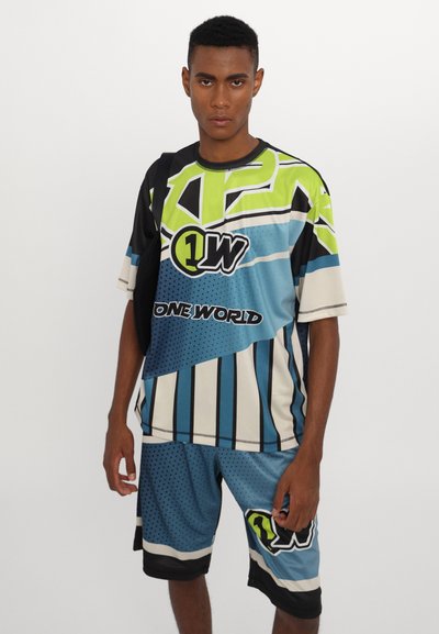 Set de îmbrăcăminte sport cu mânecă scurtă, având un design geometric în nuanțe de albastru, negru și verde neon, cu o croială lejeră și material respirabil.